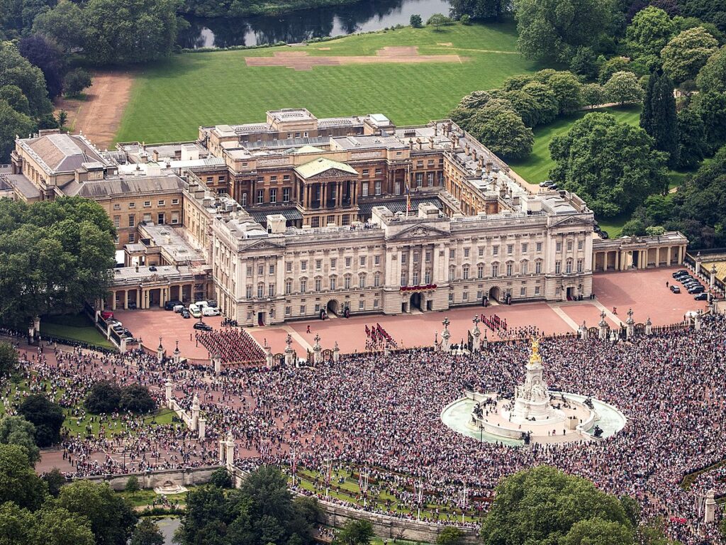 Buckingham Palace aerial view 2016 cropped