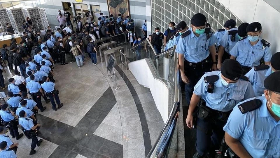 hk police raid efb3bu vaaikwiv apple daily